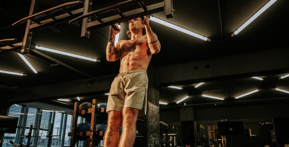 Athlete performing pull-ups showing activation of skeletal muscle and muscle fibers