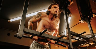 Athlete performing bar dips to train the triceps