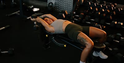 A focused athlete training in a gym to maintain healthy total cholesterol levels.