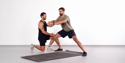 Person führt zu Hause eine Bodyweight-Kraftübung im Rahmen des 8-wöchigen Online-Kurses Entfalte deine Kraft durch